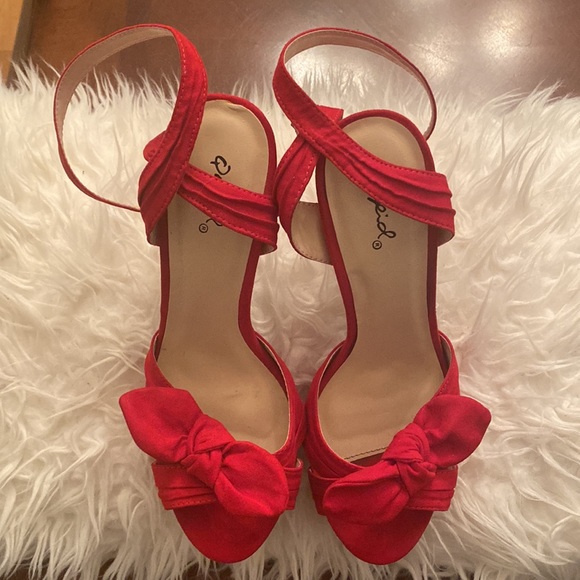 Stylish & sexy red heels! - Picture 5 of 5